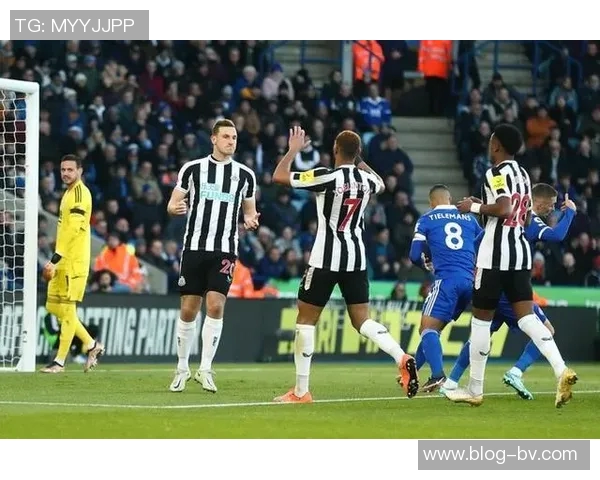 神奇的第71分钟吉马良斯与赖斯同场进球后甜蜜亲吻镜头瞬间 神奇的第71分钟吉马良斯与赖斯同场进球后甜蜜亲吻镜头瞬间