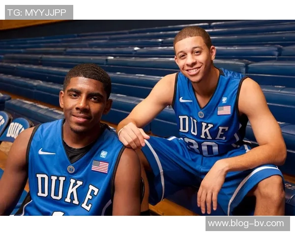 库里兄弟携手父亲共赏杜克大学比赛喜悦满满精神焕发 库里兄弟携手父亲共赏杜克大学比赛喜悦满满精神焕发