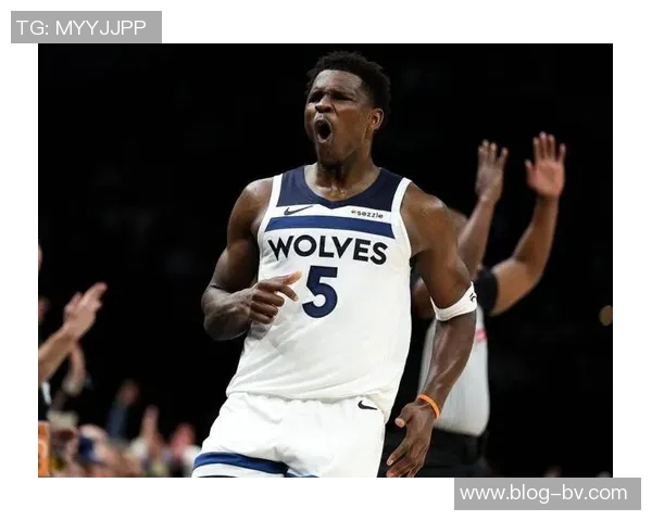 爱德华兹上半场表现抢眼12投7中三分球6投3中贡献全面数据17分2篮板3助攻2抢断1盖帽